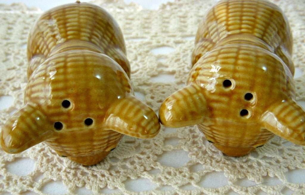 Kitsch Ceramic Honey Bear Salt & Pepper Shaker Set - GSaleHunter