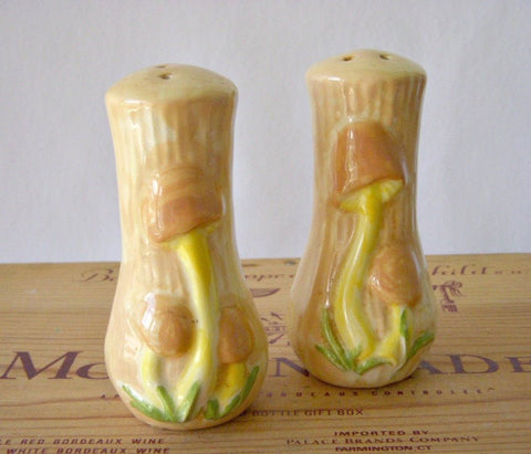 1970's Kitsch Ceramic Mushroom Salt and Pepper Shakers - GSaleHunter