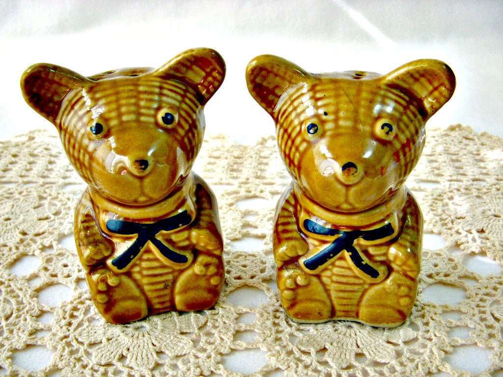 Kitsch Ceramic Honey Bear Salt & Pepper Shaker Set - GSaleHunter